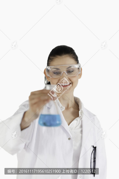 科學家女人拿著一個藍色的瓶子