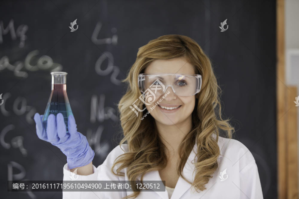 年輕女科學(xué)家看著相機
