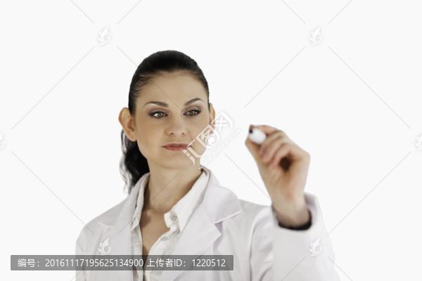 黑發(fā)科學(xué)家在空白板上寫字