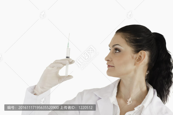 女醫(yī)生準(zhǔn)備注射器