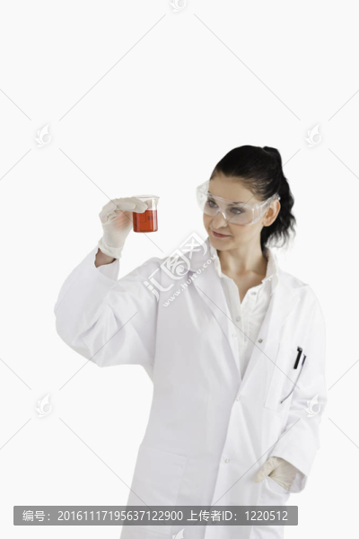 科學(xué)家的女人看著紅色的燒杯