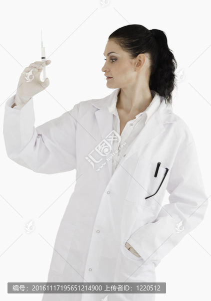 深色頭發(fā)的醫(yī)生準備一個注射器