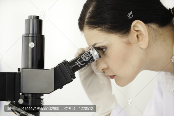 科學家在實驗室里通過顯微鏡觀察