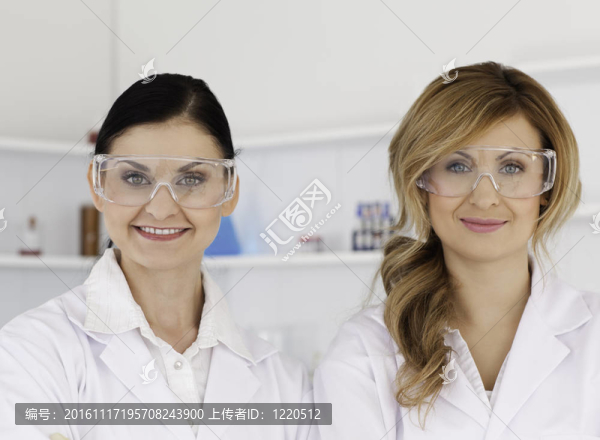 兩名女科學家用安全眼鏡看著相機