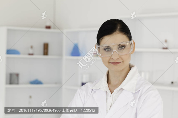 黑頭發(fā)的女人擺姿勢(shì)