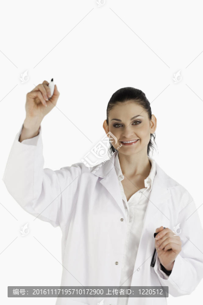 微笑的科學家在空白板上寫字
