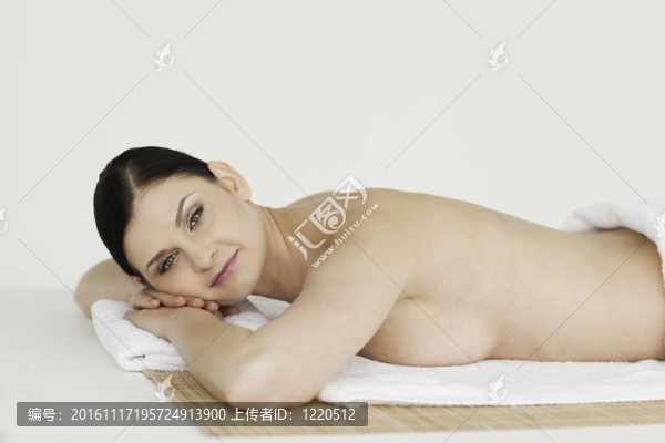 漂亮的黑發(fā)女人放松