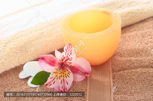 SPA靜物與印加百合和蠟燭上毛巾（選擇性聚焦；集中在蠟燭前面的花）