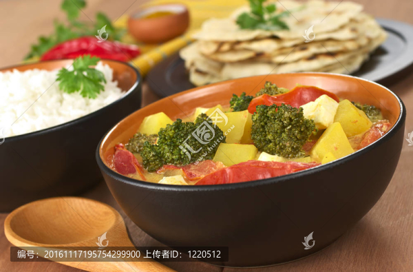 美味的素食印度咖喱米飯和面包的面包回來（選擇性聚焦；在碗里的西蘭花焦點(diǎn)）