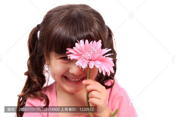 可愛(ài)的小四歲女孩與雛菊