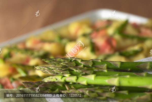 鮮綠蘆筍蘆筍火腿通心粉砂鍋在后面（選擇性聚焦；在上面的蘆筍頭聚焦）