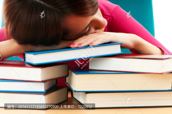 年輕女學(xué)生多讀書