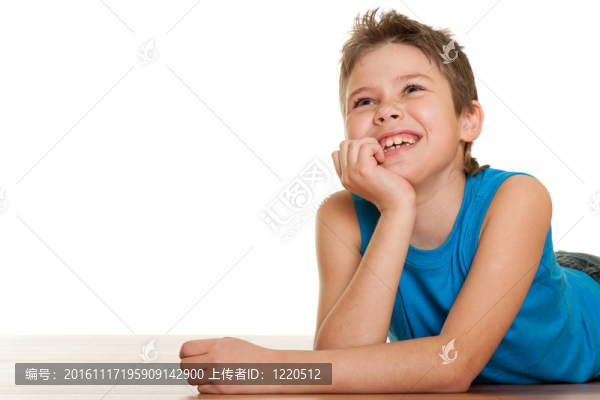 躺在地板上快樂的男孩