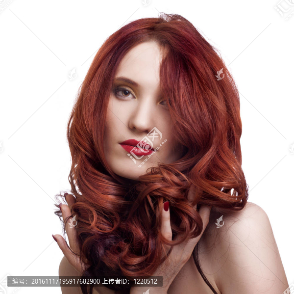 一個(gè)美麗的年輕女人的畫像與明亮的化妝