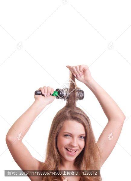 美女用梳子照亮