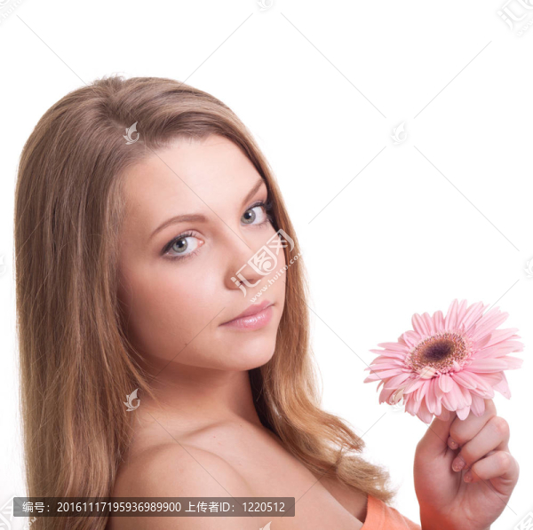 一個(gè)年輕漂亮的女人味的粉紅色花朵特寫
