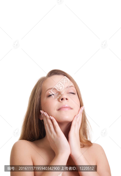 美麗的年輕女子撫摸著她的脖子，微笑著；她上方有許多復制的空間