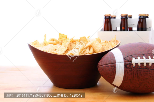 芯片；足球和六包啤酒