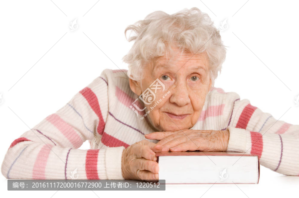 老年婦女讀這本書