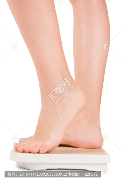 女性腳在白色的鱗片上隔離