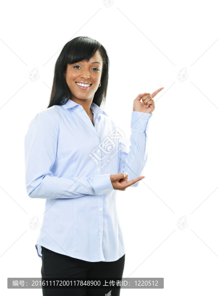 微笑的年輕女人指點