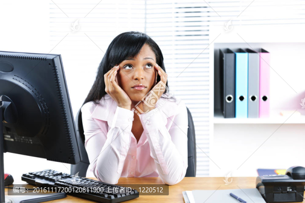 無聊的黑人女商人在辦公