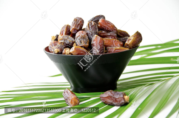 在白色背景上分離的充滿水果的盤子