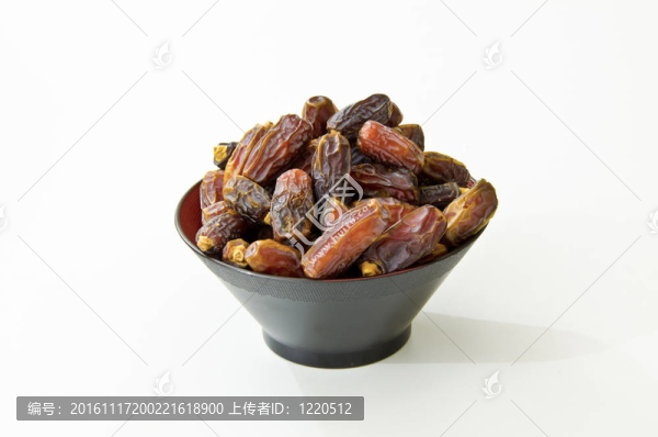 在白色背景上分離的充滿水果的盤子