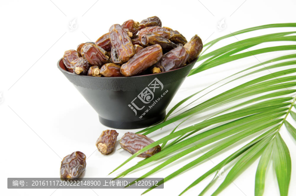 在白色背景上分離的充滿水果的盤子
