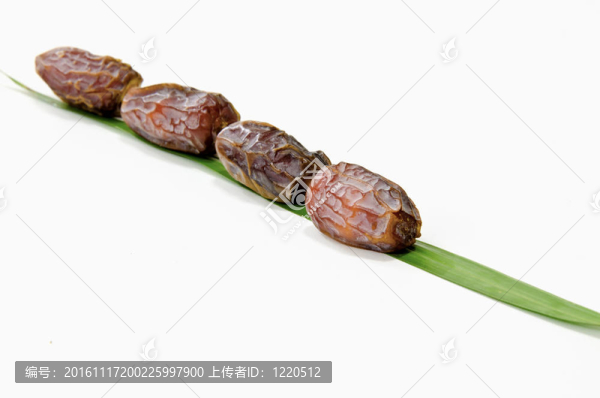 在白色背景上分離的棗果