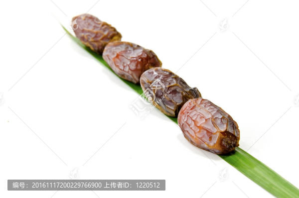 在白色背景上分離的棗果