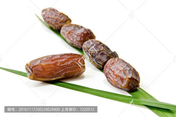 在白色背景上分離的棗果