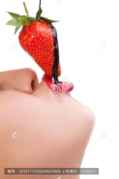 女孩用巧克力沙司吃草莓