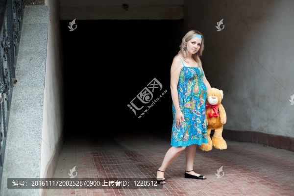 女人和泰迪熊