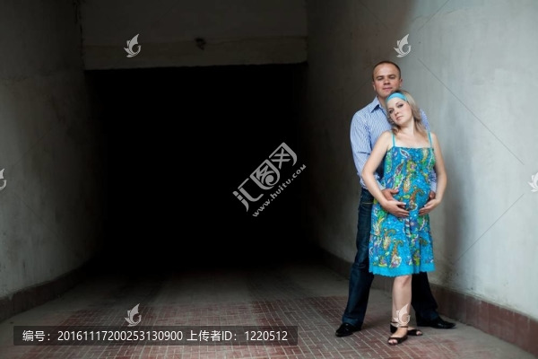 街上的年輕夫婦
