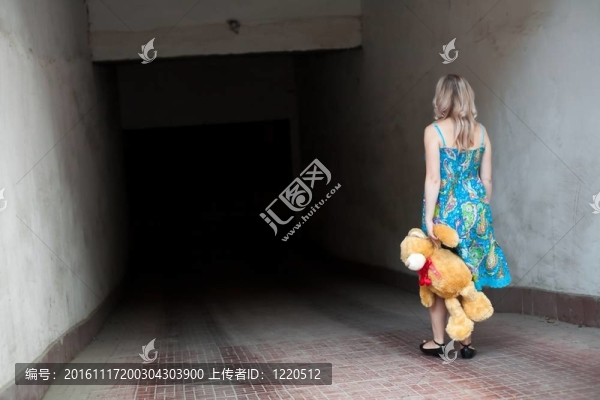 帶泰迪熊的女人