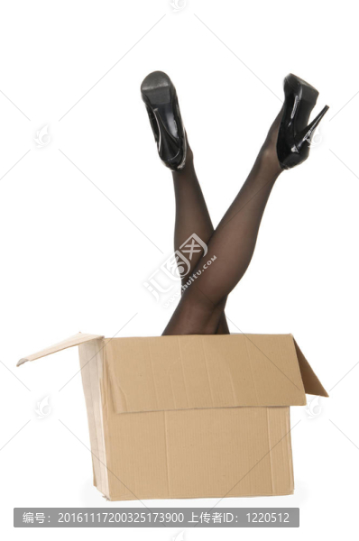 婦女的腿從箱子里伸出來