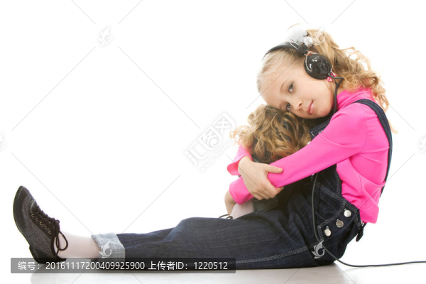 小女孩聽音樂
