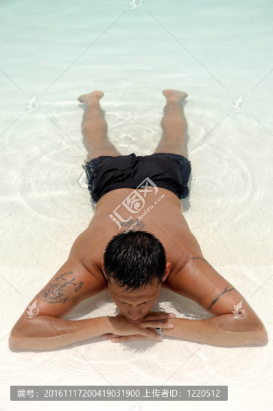 男子在游泳池放松