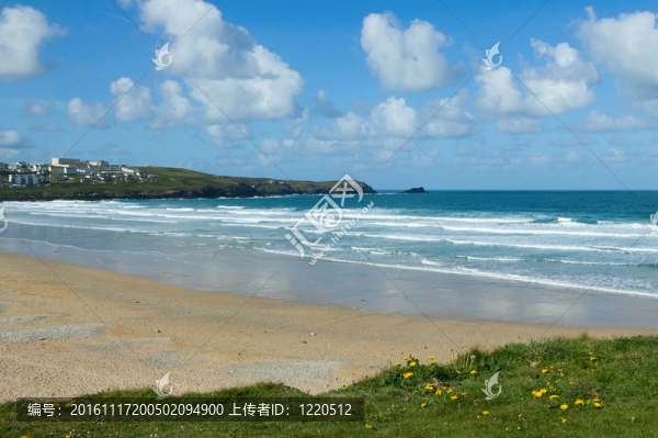 雪白的云朵在Newquay,Fistral海灘；英國康沃爾。