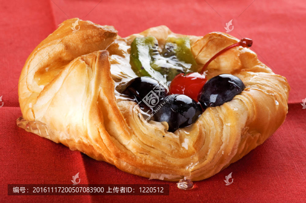 紅色漿果上的面包