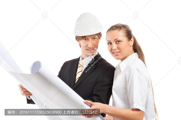 戴著硬帽子和同事的建筑師