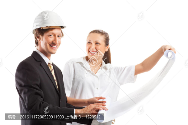 戴著硬帽子和同事的建筑師