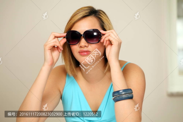 女孩購(gòu)物的夏天