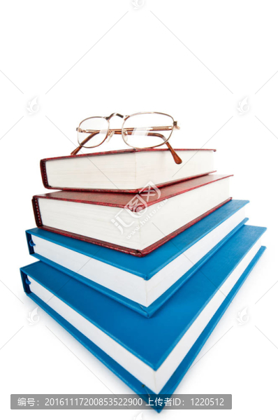 白色背景下的書籍堆疊
