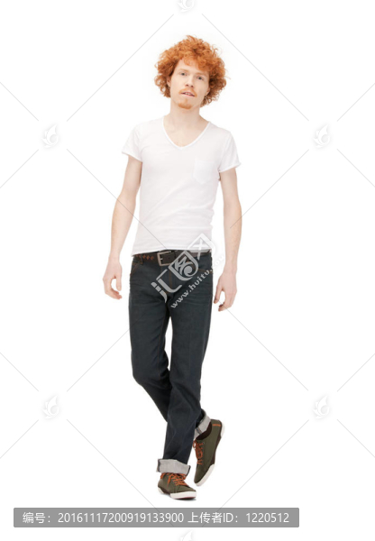 穿著白襯衫的英俊男子