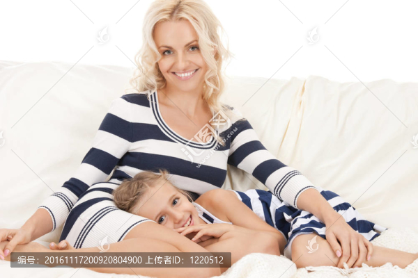 快樂的母親和小女孩
