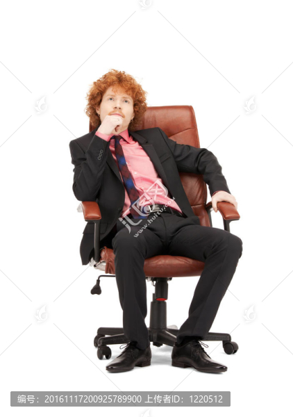 年輕的商人坐在椅子上