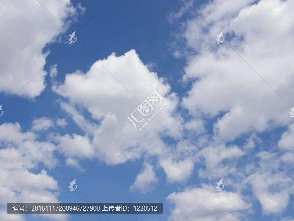 在一個干凈的早晨天空的云彩