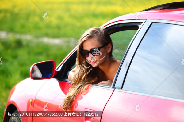 紅車上的女人